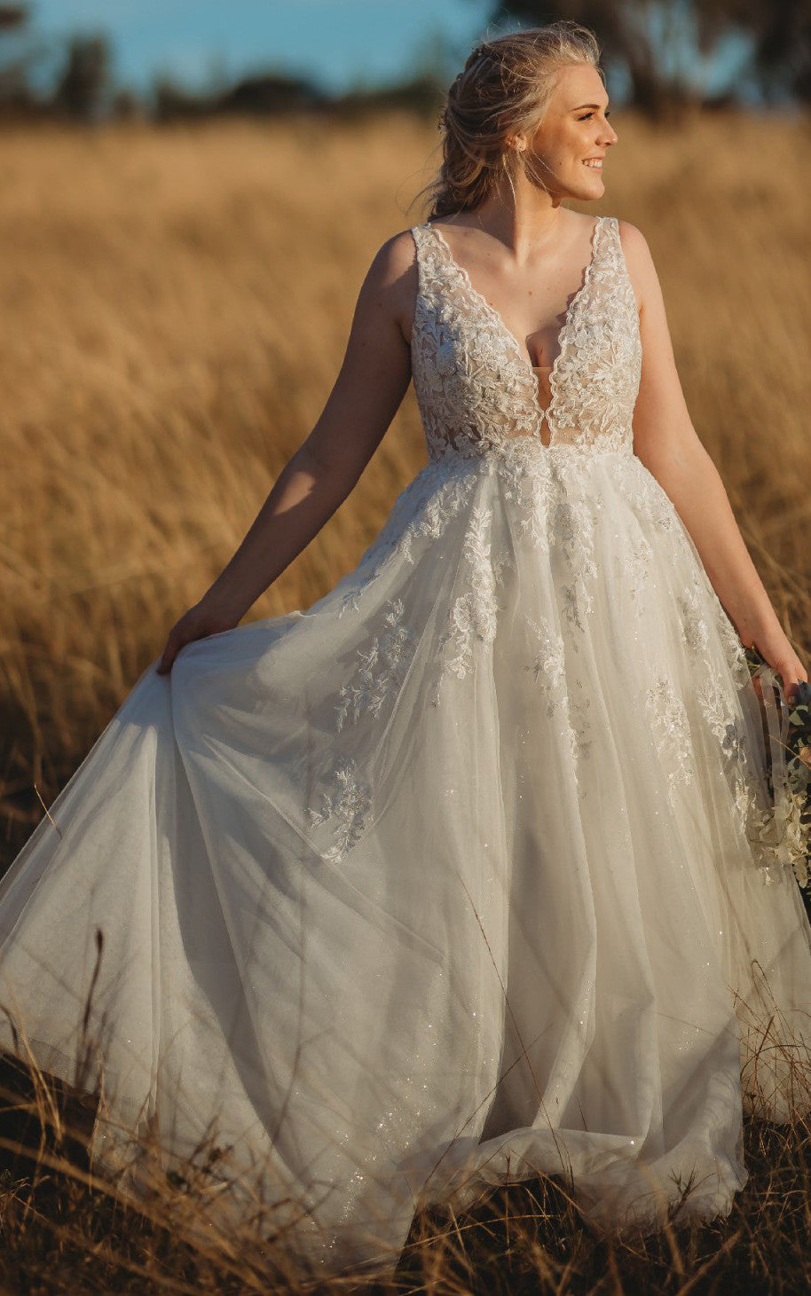 Romantic Floral Plus Size Beach Country A-Line Boho Lace Dress for Wedding Princess Charming Ethereal Tulle Sleeveless V-Neck Bridal Gown