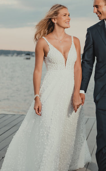 Stunning Casual Beach Boho Lace A-Line Wedding Dress Sexy Elopement Plunging Spaghetti Strap Destination Bridal Gown