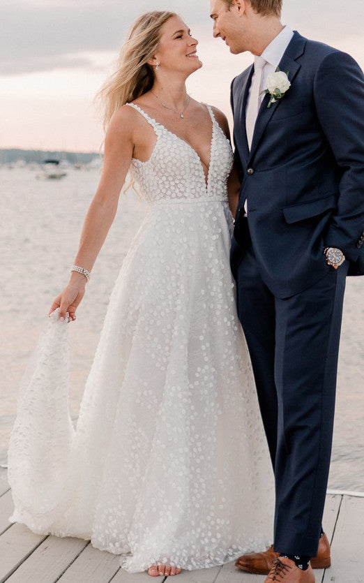 Stunning Casual Beach Boho Lace A-Line Wedding Dress Sexy Elopement Plunging Spaghetti Strap Destination Bridal Gown