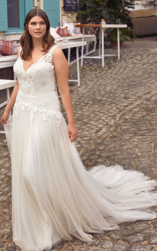 Plus Size Floral Boho Lace Wedding Dress Sexy Elegant Tulle V-Neck Court Train Button Back Bridal Gown