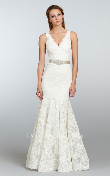 Elegant Sleeveless V-Neck Lace Dress With Beaded Ribbon Belt