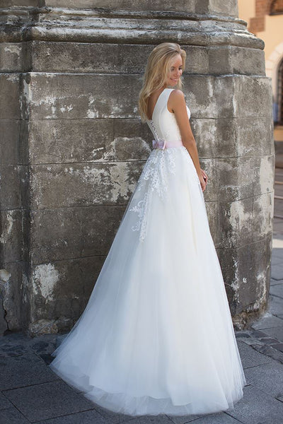 Ethereal Chiffon and Tulle Scoop-neck Sleeveless Wedding Dress with Bow