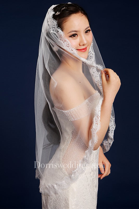 Simple Style Fingertip Short Tulle Wedding Veil with Lace Edge