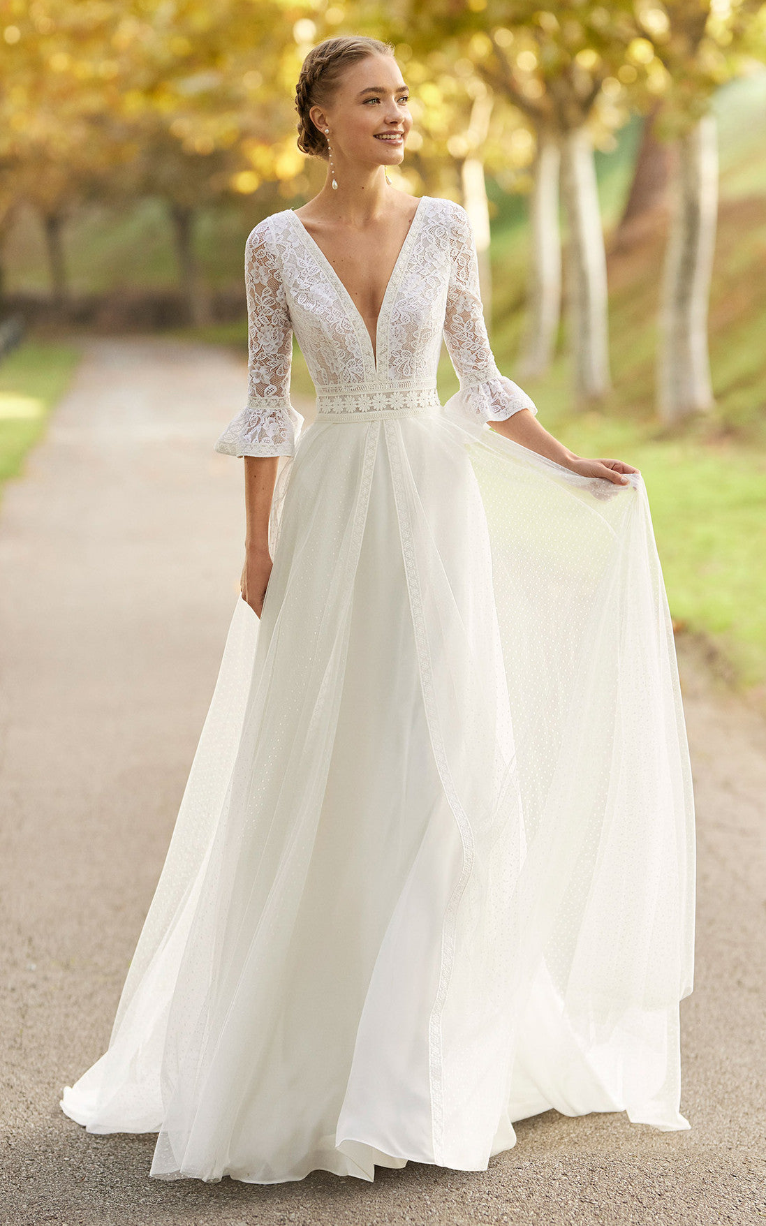 Bohemian A-Line V-neck Tulle Wedding Dress With Button Back And Appliques