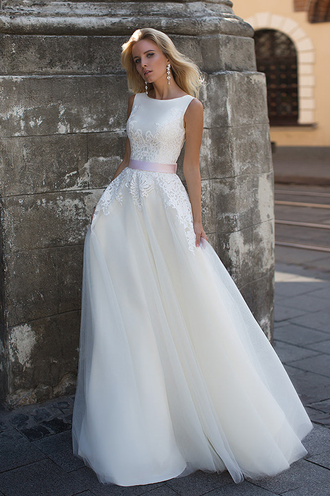 Ethereal Chiffon and Tulle Scoop-neck Sleeveless Wedding Dress with Bow