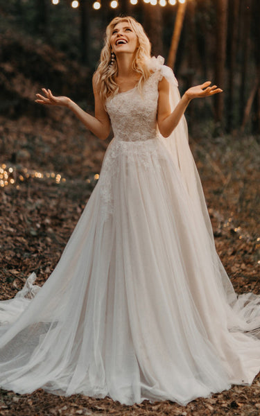 Bohemian A-Line Tulle Wedding Dress With One-shoulder Neckline And Zipper Back 